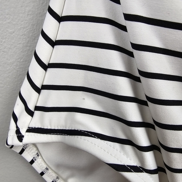 VINCE CAMUTO‎ SWIM One-Piece Off Shoulders Bathing Suit Striped Black White Sz 6 - Picture 16 of 16